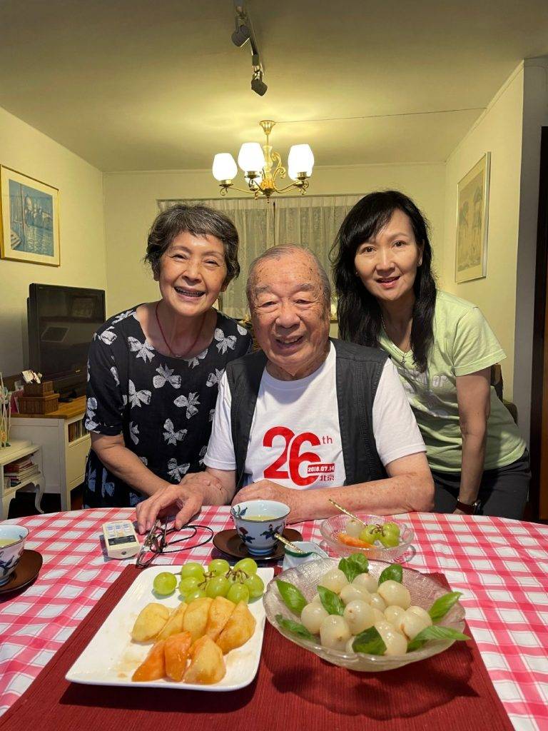 去年是《新白娘子传奇》开播30周年，陈美琪（右）特意前往探访探访导演夏祖辉（中）夫妇。