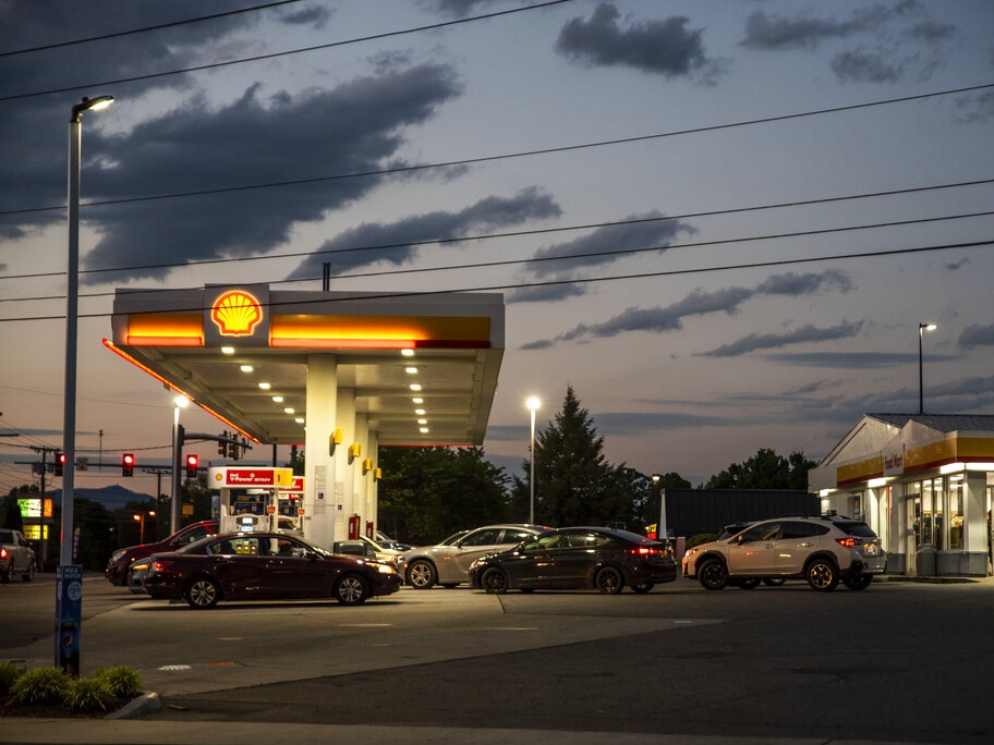 美國汽車協會數據顯示，美國平均汽油價格漲到每加侖3美元，是自2014年11月以來最高。AP圖片