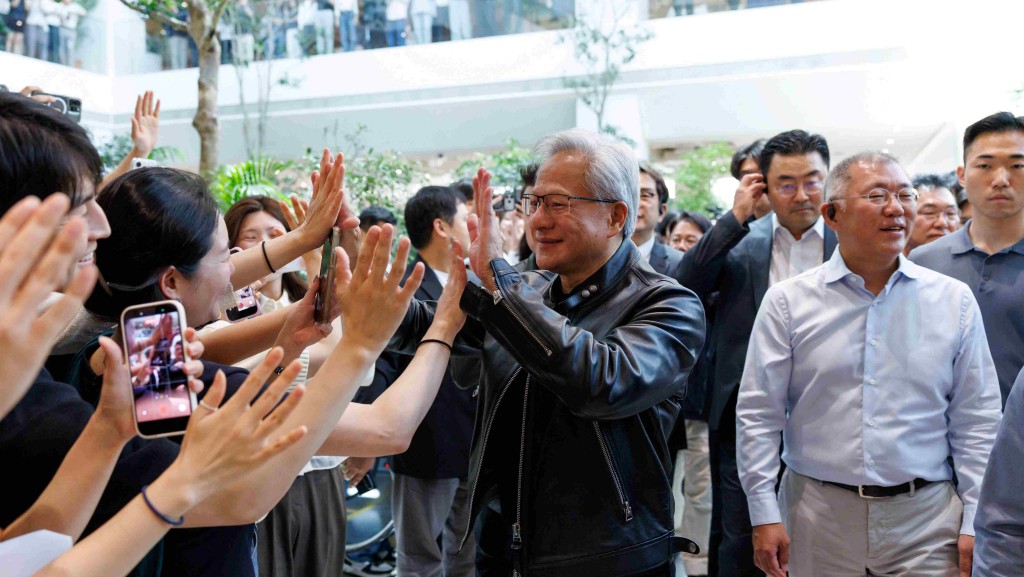 黃仁勳訪韓｜英偉達與韓國科技巨頭簽多項協議　涵蓋AI基建及機械人發展。路透社