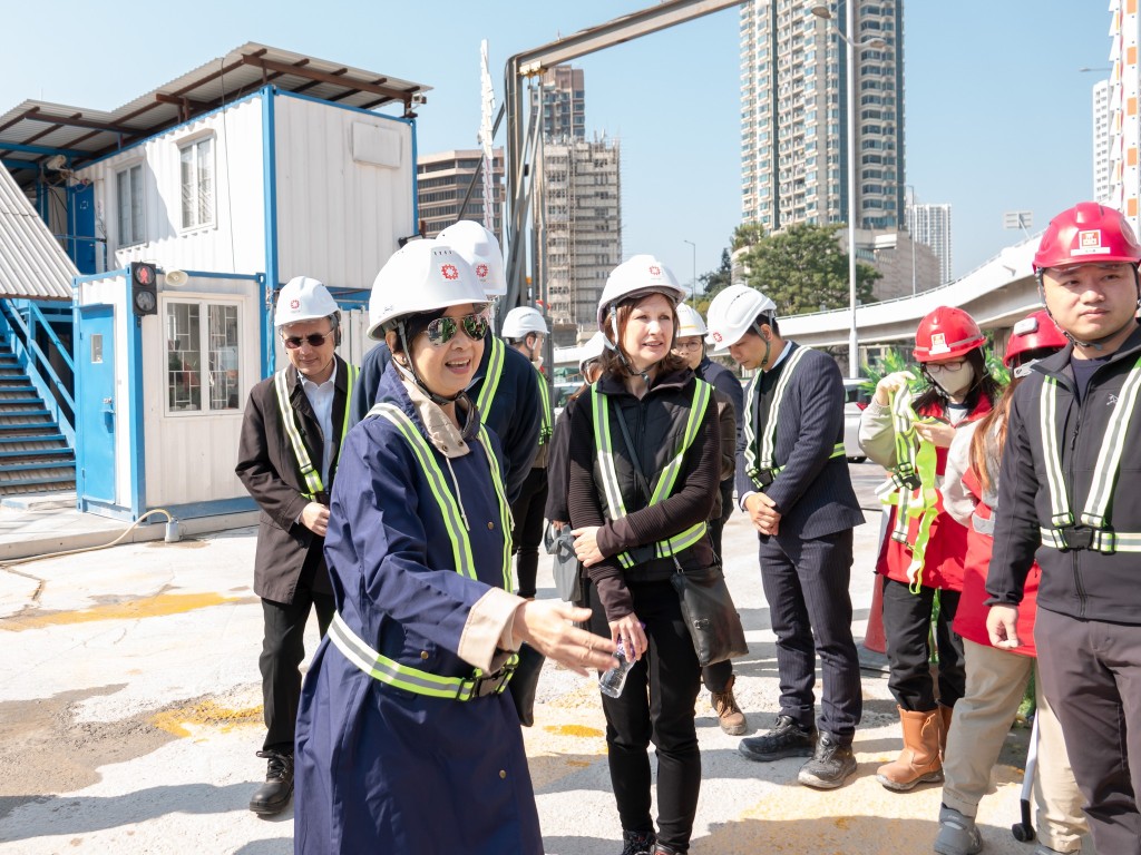 何永賢指為市民安居和幸福努力的同時，也會發揮好本港聯通國際的優勢。何永賢fb圖片