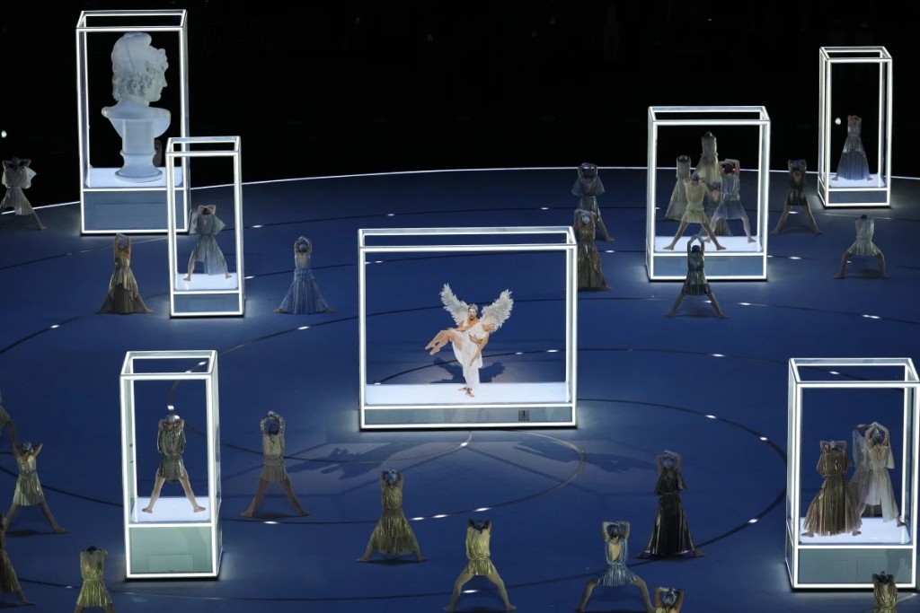 冬奧開幕禮以意大利的歷史、藝術、時尚為主題，表演人員在藝術致敬部分化身畫中人。（美聯社）