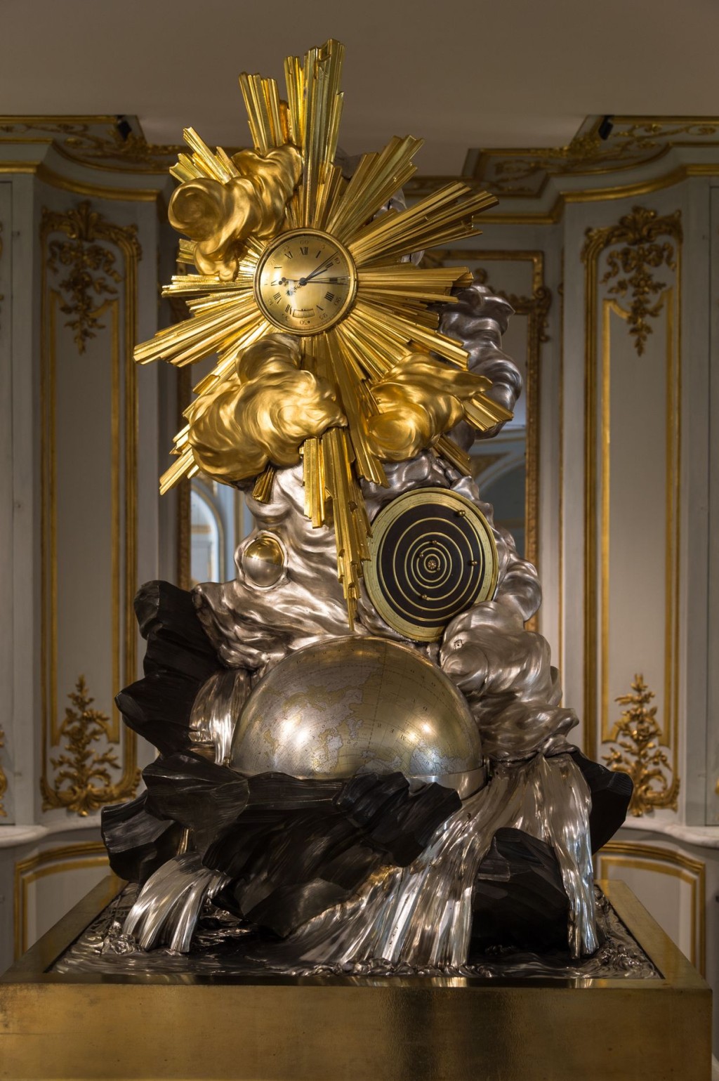 「創世紀 ( La Création du Monde)」天文座鐘，1754年覲獻法國國王路易十五（Louis XV），於2016年在江詩丹頓支援下修復。