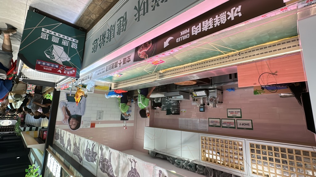 康城设有大型超巿“FRESH新鲜生活”,多个食物货架空空如也,包括图中冰鲜猪肉。(刘汉权摄) 康城设有大型超巿“FRESH新鲜生活”,多个食物货架空空如也,包括图中冰鲜猪肉。(刘汉权摄)