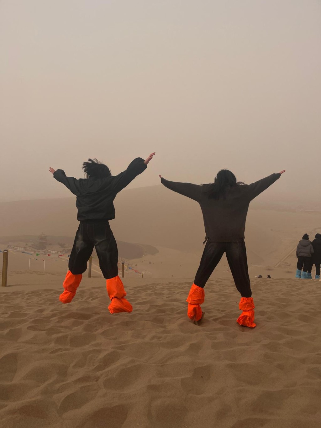 與好友相伴沙漠，克服內心恐懼，定格歡快飛躍時刻。（作者提供）