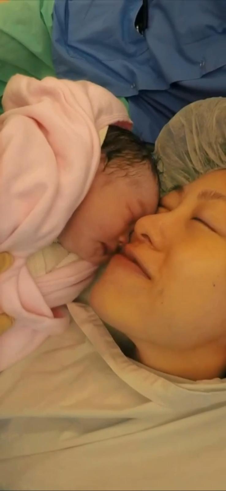 吉吉說，誕下大女那年，他辭去正職追夢，其樂隊與唱片公司簽約，惟發展平平，太太就成為家中的經濟支柱。