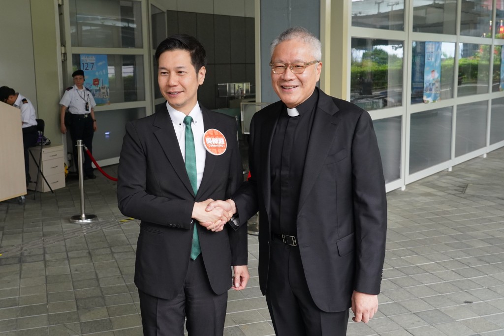 管浩鳴(右)、吳傑莊(左)今早前往政府總部遞交表格報名參選。 管浩鳴(右)、吳傑莊(左)今早前往政府總部遞交表格報名參選。