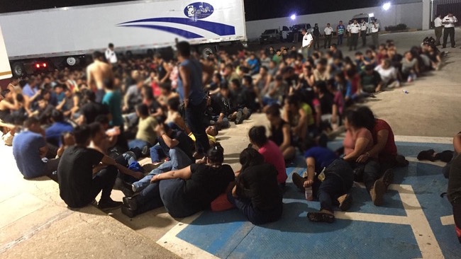 墨西哥发现一辆被遗弃货车，内有343名偷渡客。