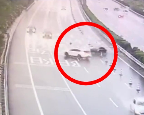 黑色车失控后撞上一旁正常行驶的白色车，两辆车在高速上转了几个圈后一起撞向了中央石壆。（网图）