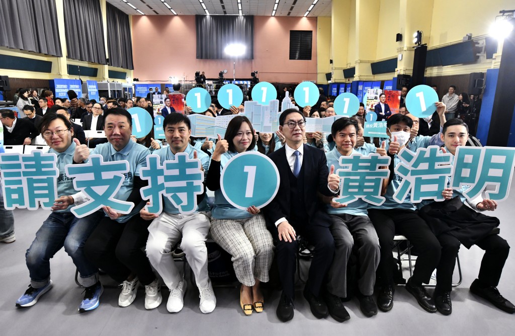 恒地執董黃浩明打氣團。