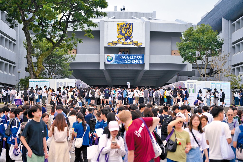 中文大學昨舉行本科入學資訊日，吸引逾7萬名學生、家長和教師到場參觀。