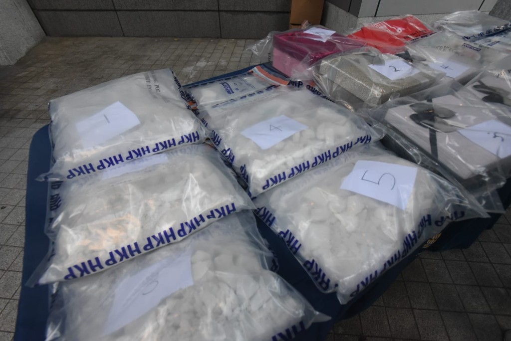 疑犯利用禮物盒掩飾毒品。