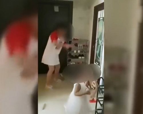 母親不斷毆打子女,惟父親全程未有出手阻止,反而在一旁拍片。(網圖)
