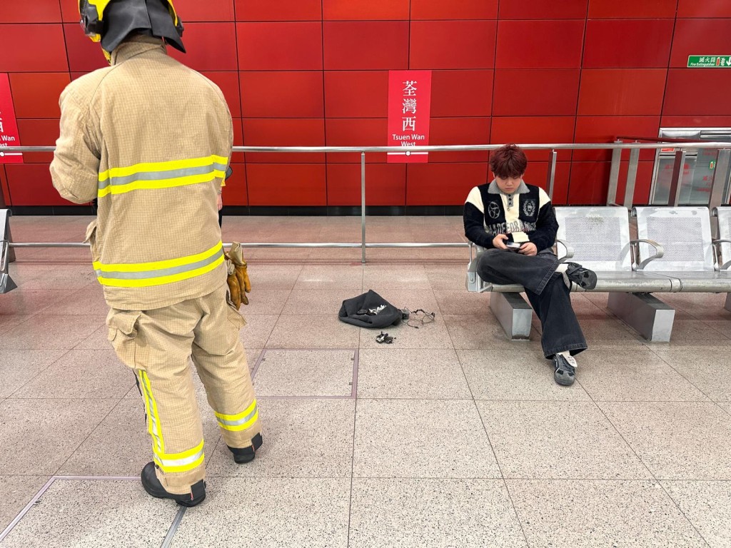 男事主與其燒毀的尿袋。