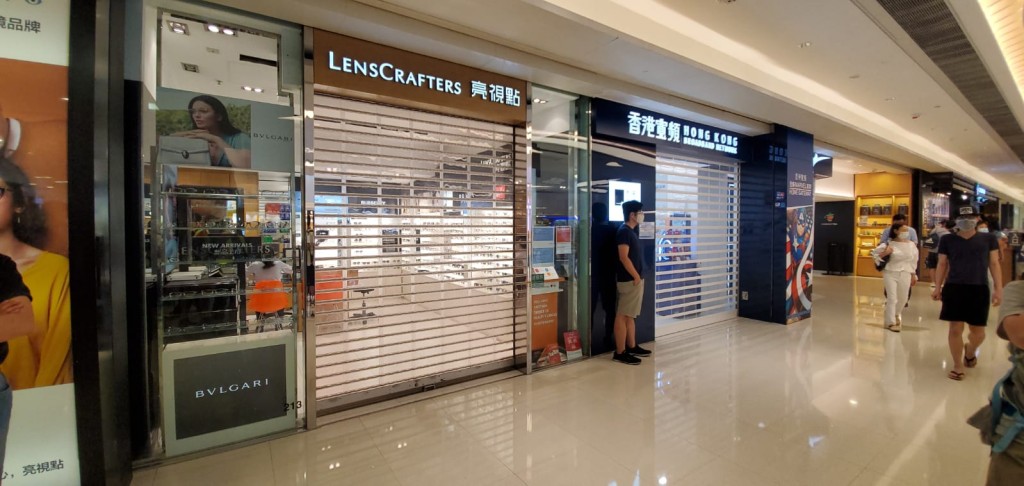 部分店舖落閘。