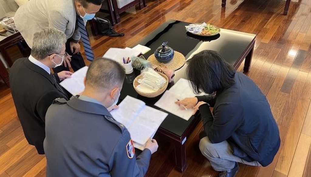 蔡英文和官員圍在一起蹲地開會改文件?