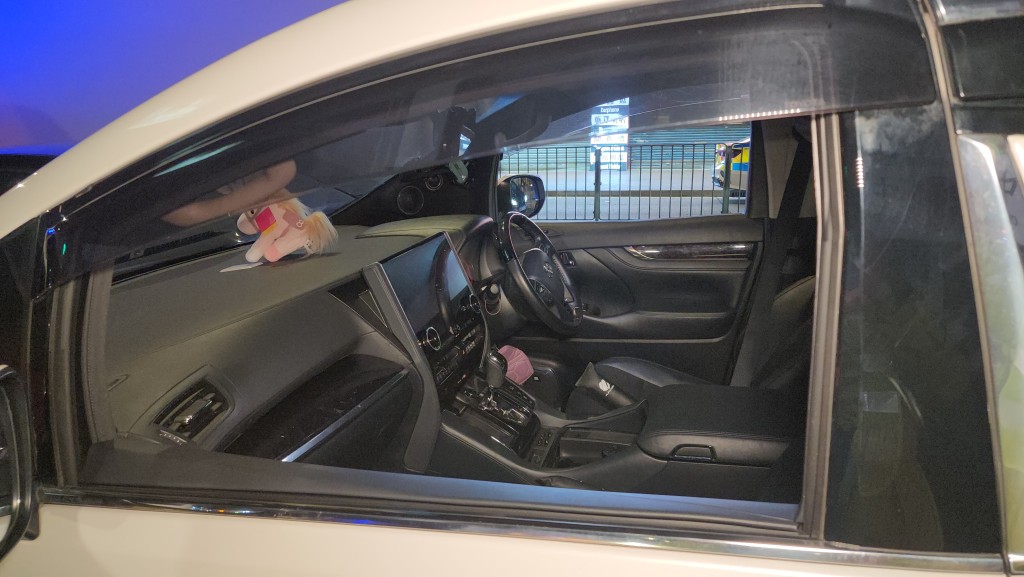 警員在車內未有發現違禁品。 警員在車內未有發現違禁品。