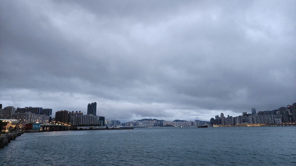 大致多雲,間中有驟雨及狂風雷暴,早上雨勢有時頗大。 大致多雲,間中有驟雨及狂風雷暴,早上雨勢有時頗大。