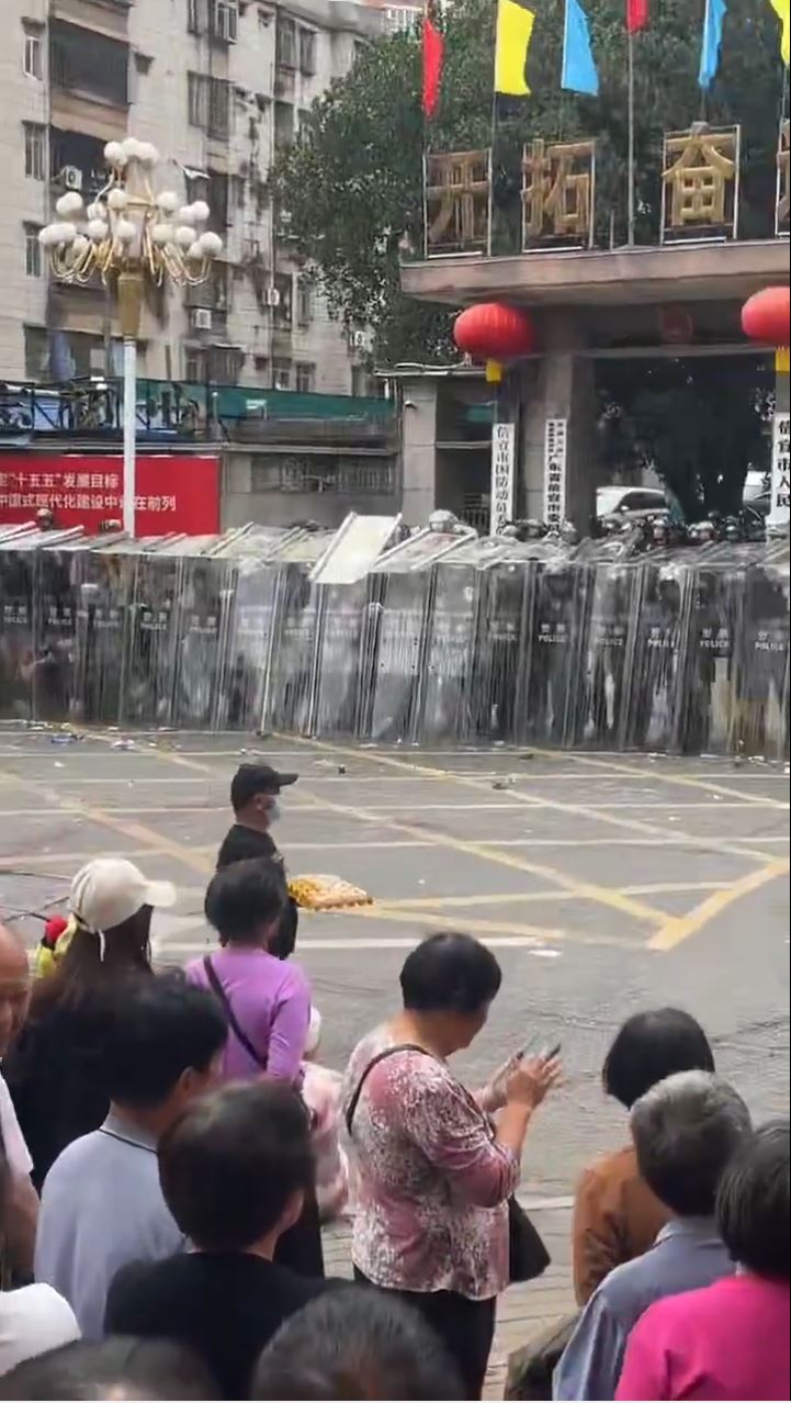 茂名信宜市不满建殡仪馆，警民爆发冲突多人受伤。