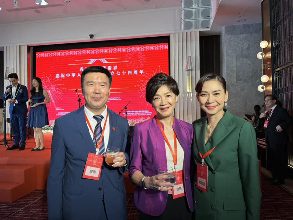 （右起）邝美云、国际著名小提琴演奏家姚珏