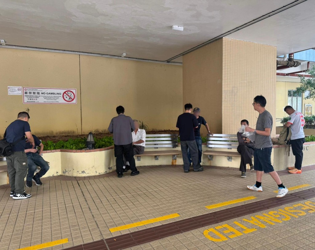 警方在葵涌邨一帶展開打擊非法街頭賭博行動，拘捕4名男子。警方提供