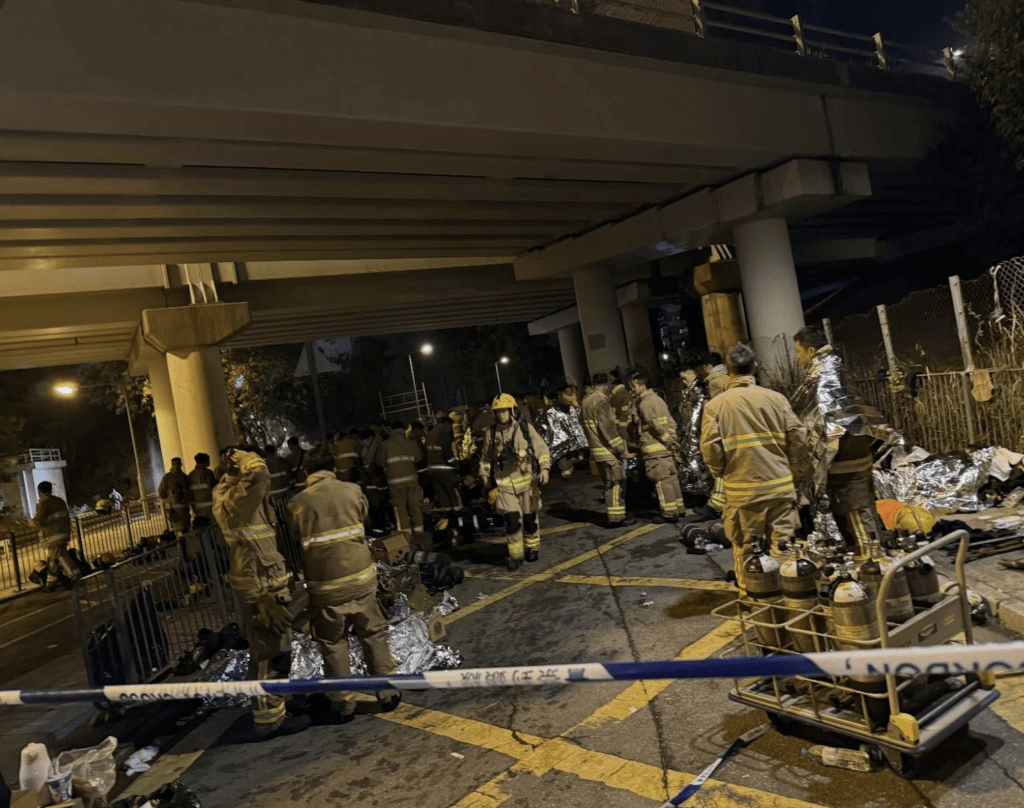 位於附近的大王爺廟對開的元洲仔里因人車較少，暫成消防員臨時休息點，不少街坊得悉情況後紛紛前往送上物資，向他們致意和支持。facebook專頁「彩虹串燒專門店」