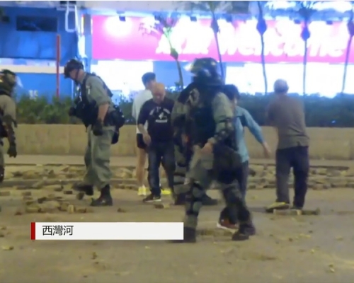 當日示烕者在西灣河堵河,防暴警到場驅散。資料圖片