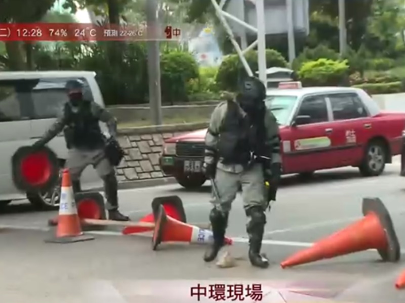 防暴警趕到清除路障。港台圖片