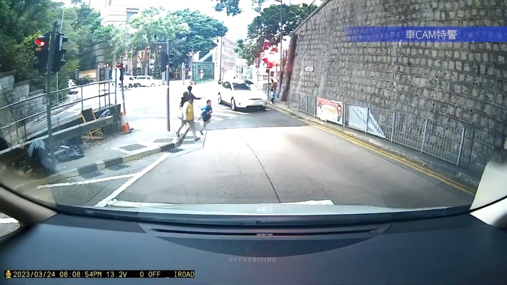 白色Tesla驶至时，一名男童突然冲过马路。