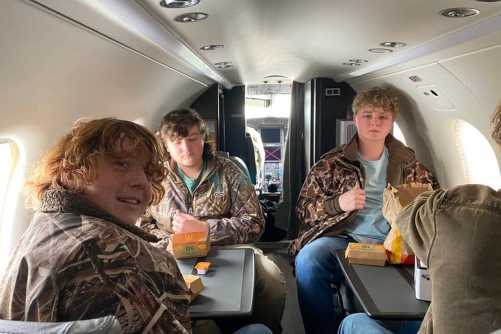4名年輕人此前在機艙的合照。互聯網圖片