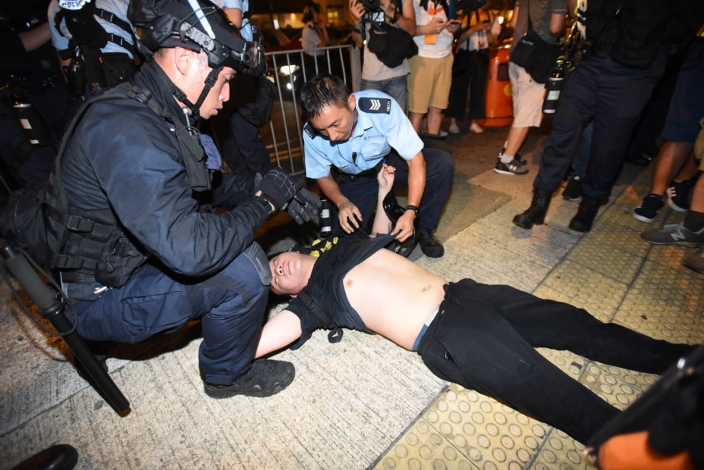 警方在清晨六時完成清場。
