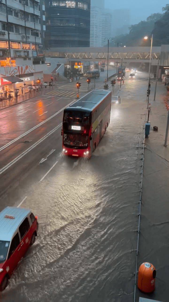 兩水湧向馬路
