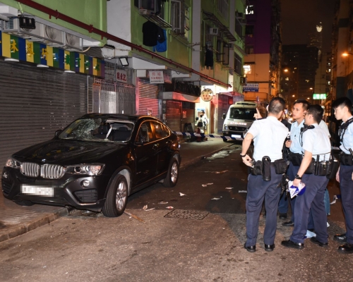 寶馬車頭擋風玻璃碎裂。尹敬堂攝