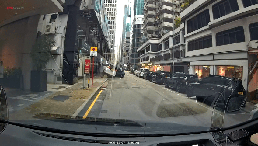 白色七人車最終撞開骨位電單車,猛撼商廈地舖才停下。受訪者提供 白色七人車最終撞開骨位電單車,猛撼商廈地舖才停下。受訪者提供