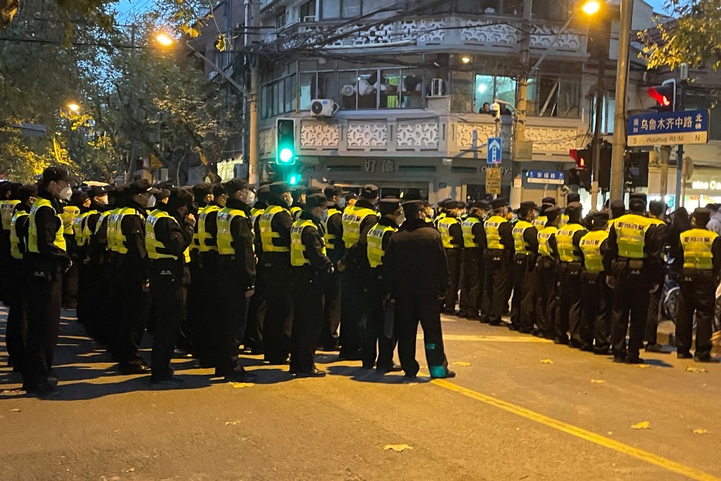 上海有民眾關注烏魯木齊情況，爆反防控示威。 路透社圖