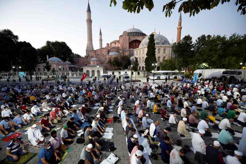 许多信徒迟来了只能在外面祈祷。AP