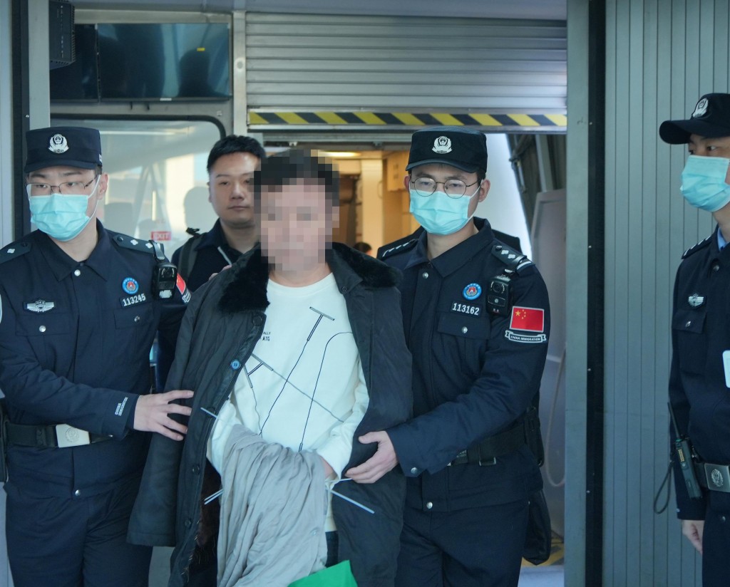 外逃11年之久的紅通犯罪嫌疑人劉某龍，從印尼押解回國。