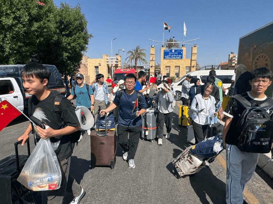 新華社報道，119名中國公民於19日經埃及南西奈省塔巴口岸，從以色列撤離至埃及境內，其中兩人為香港人。新華社