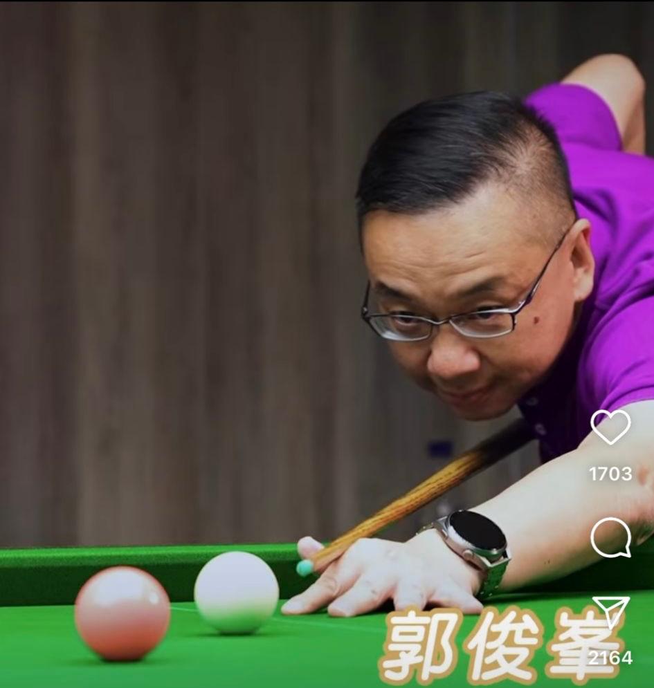 英國桌球天王奧蘇利雲獲批「優才」身份來港,入境處處長郭俊峯粉墨登場宣傳片。影片截圖 英國桌球天王奧蘇利雲獲批「優才」身份來港,入境處處長郭俊峯粉墨登場宣傳片。影片截圖