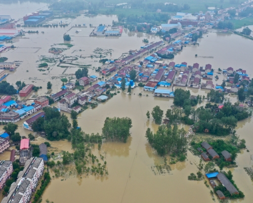 洪水淹浸安徽固镇镇。 新华社