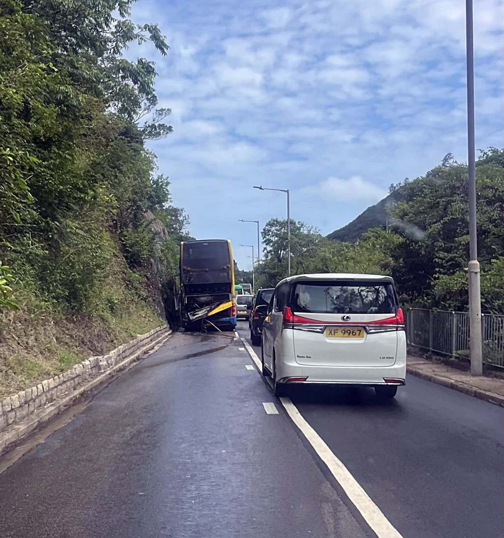 城巴行駛途中自焚。fb:車cam L(香港群組) 城巴行駛途中自焚。fb:車cam L(香港群組)