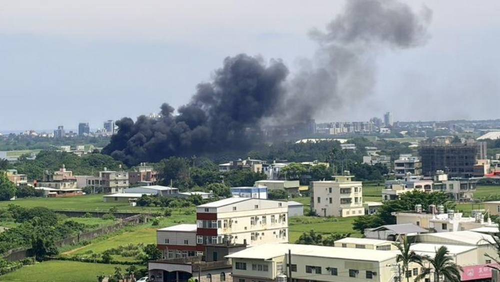 新竹空軍基地火警冒出黑煙。 記者爆料網