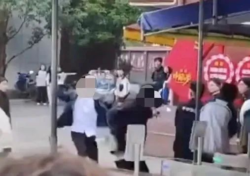 湖南7大学生手持铁棍闯校园追打中学生被拘。