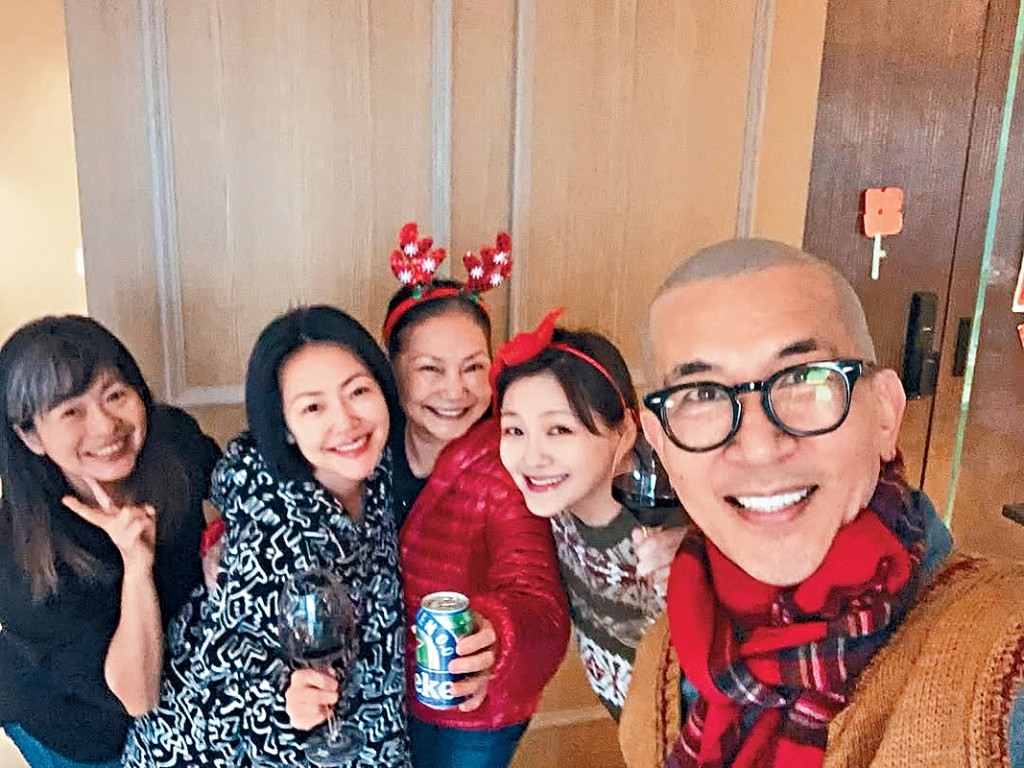 大S（右二）昨日长眠「玫瑰园」，老公具俊晔、胞妹小S及徐妈妈等家人送她最后一程。