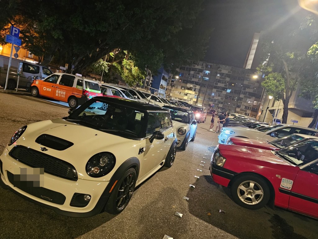 有私家車停泊於荃灣路德圍咪錶位旁邊,阻礙其他車輛出入。 網上圖片 有私家車停泊於荃灣路德圍咪錶位旁邊,阻礙其他車輛出入。 網上圖片