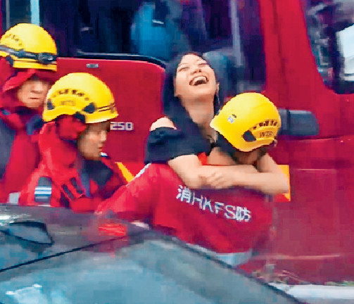 ■消防員抱出受困女子。