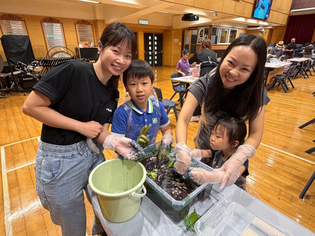 家教會定期舉辦不同活動，讓家長直接「走」入校園，與子女一同感受校園生活。