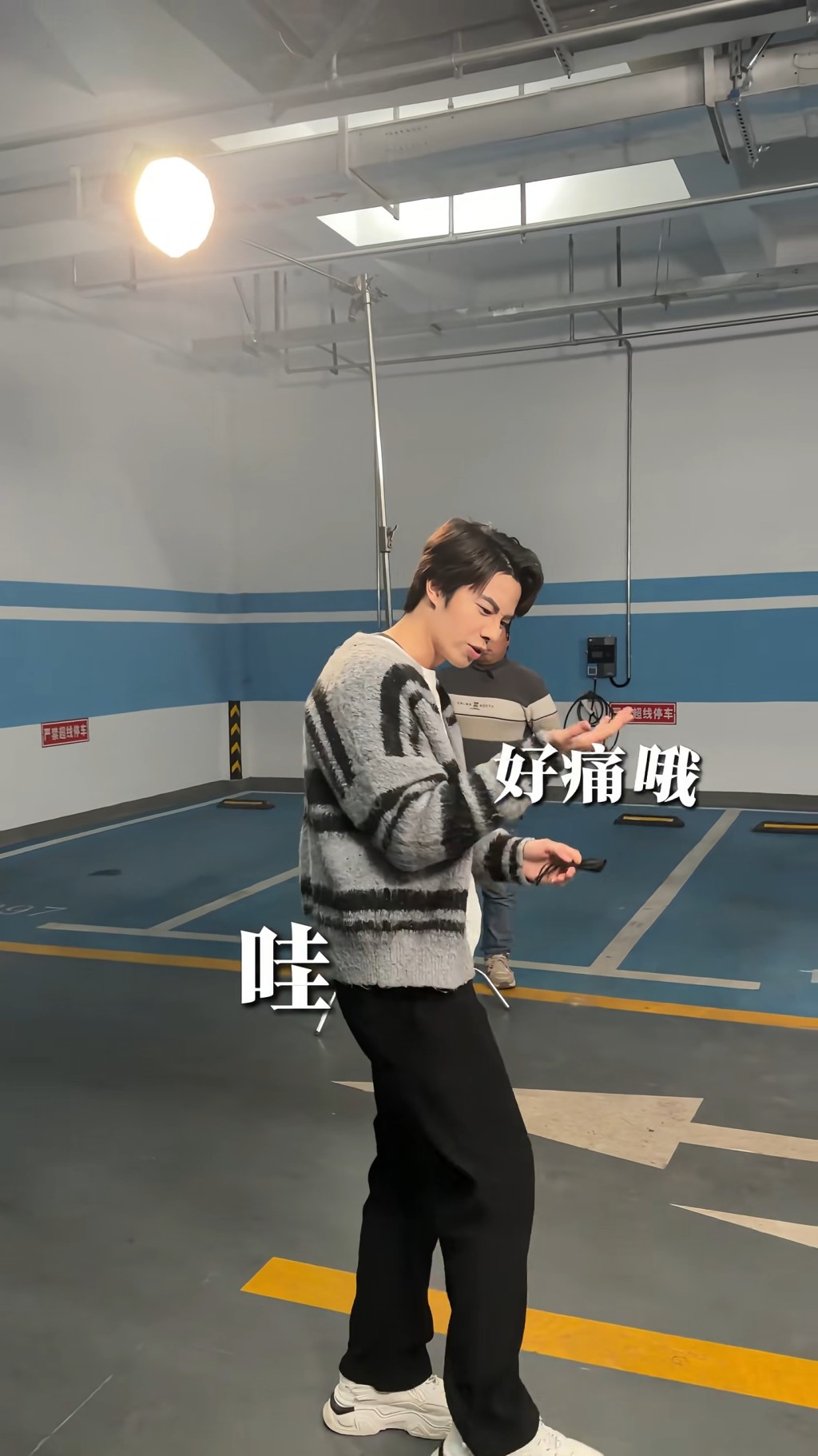 林正峰被踢後反應。