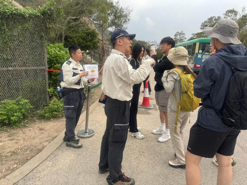 渔护署人员在西贡东坝提醒游人留意天气,注意安全。 渔护署人员在西贡东坝提醒游人留意天气,注意安全。