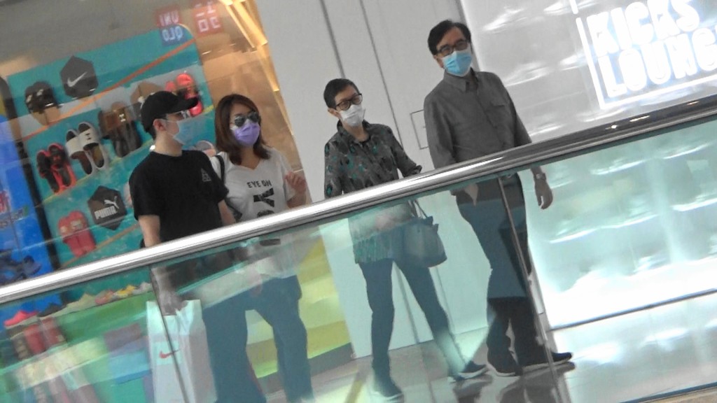 John哥一家四口早前到又一城行街。