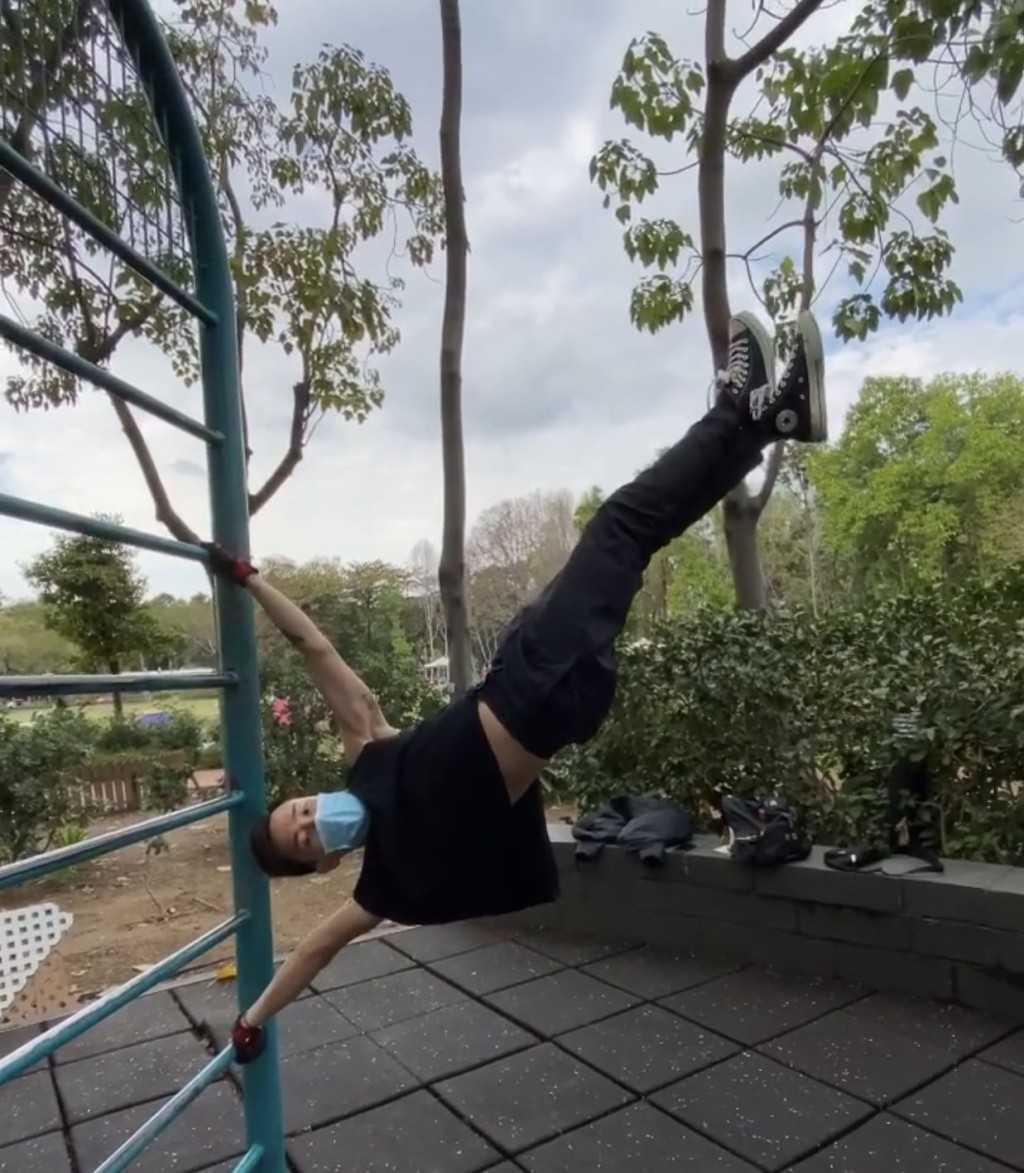 疫情下，Mayao帶住口罩去公園做運動。